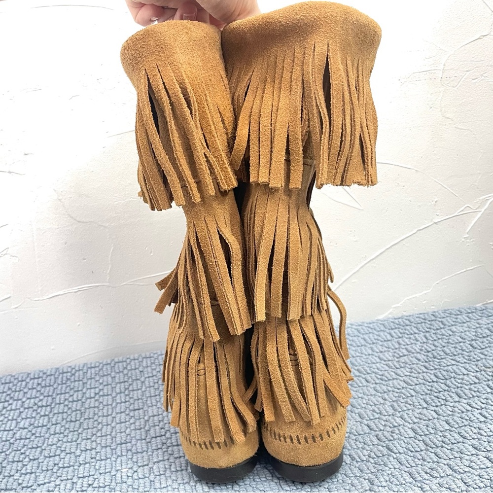 NWOB Minnetonka 3-Layer Fringe Pull-On Boot in Taupe - Picture 5 of 13